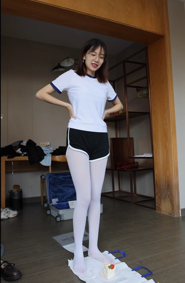 [BoBoSocks袜啵啵] 积分限定作品 NO.008 小甜豆-皮鞋、厚白丝、踩奶油蛋糕剧情 16
